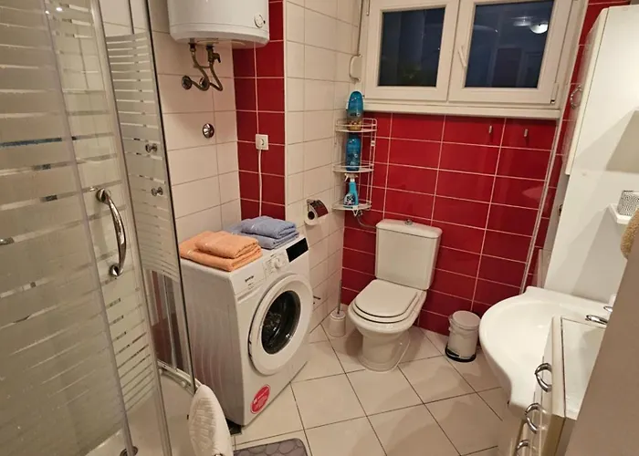 아파트 With Balcony Red Rose *