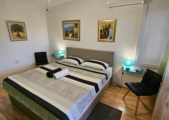 아파트 With Balcony Red Rose *