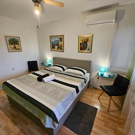 Apartment With Balcony Red Rose *