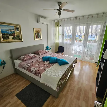 With Balcony Red Rose * Split